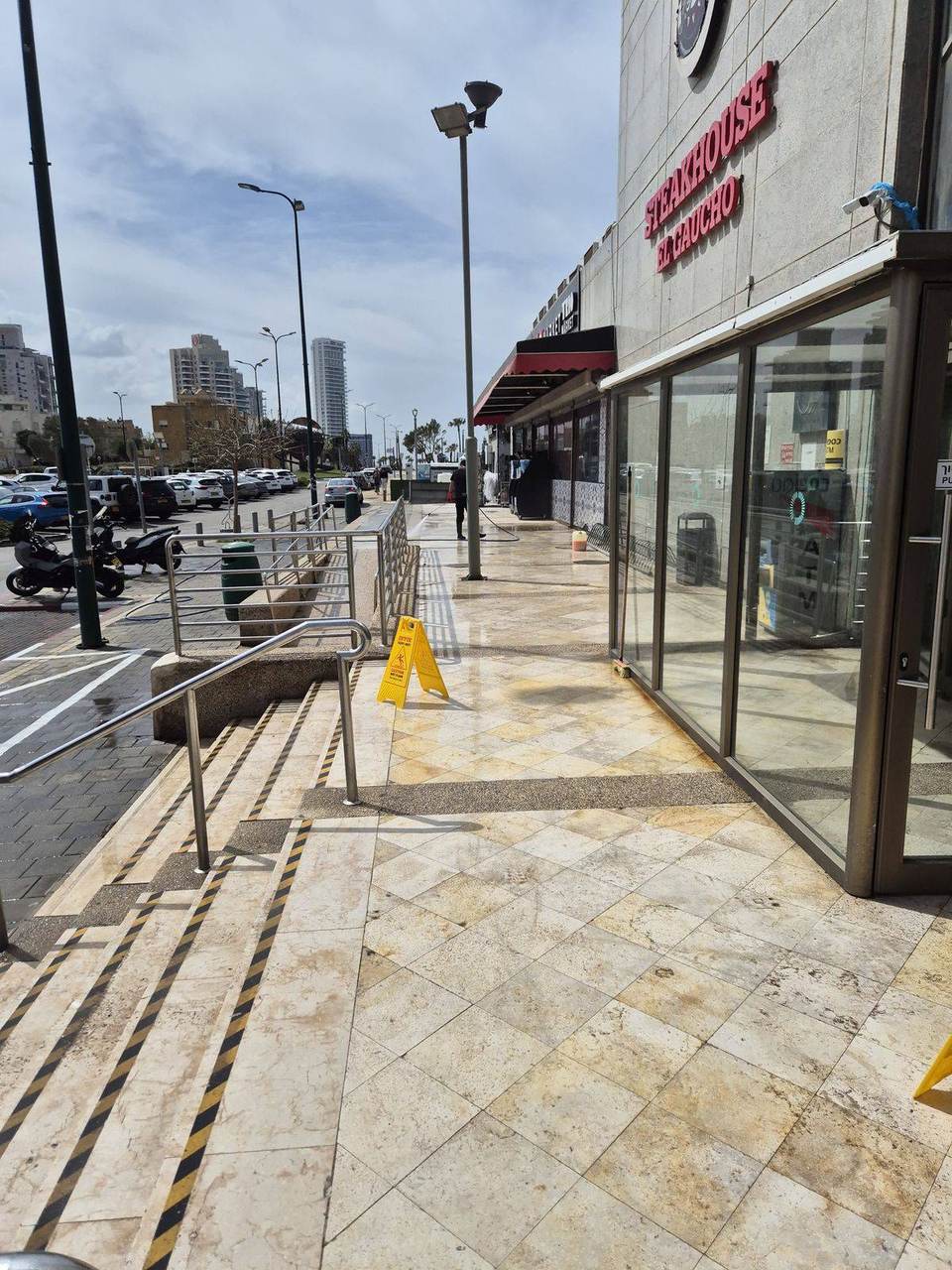 רחבת הכניסה למלון כרמל נתניה אחרי ניקיון בלחץ מים