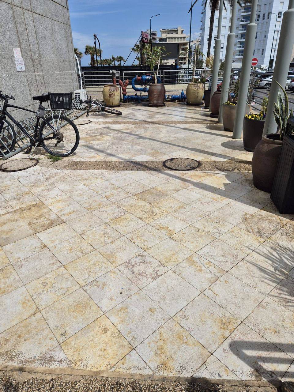 ריצוף נקי ברחבת מלון כרמל נתניה