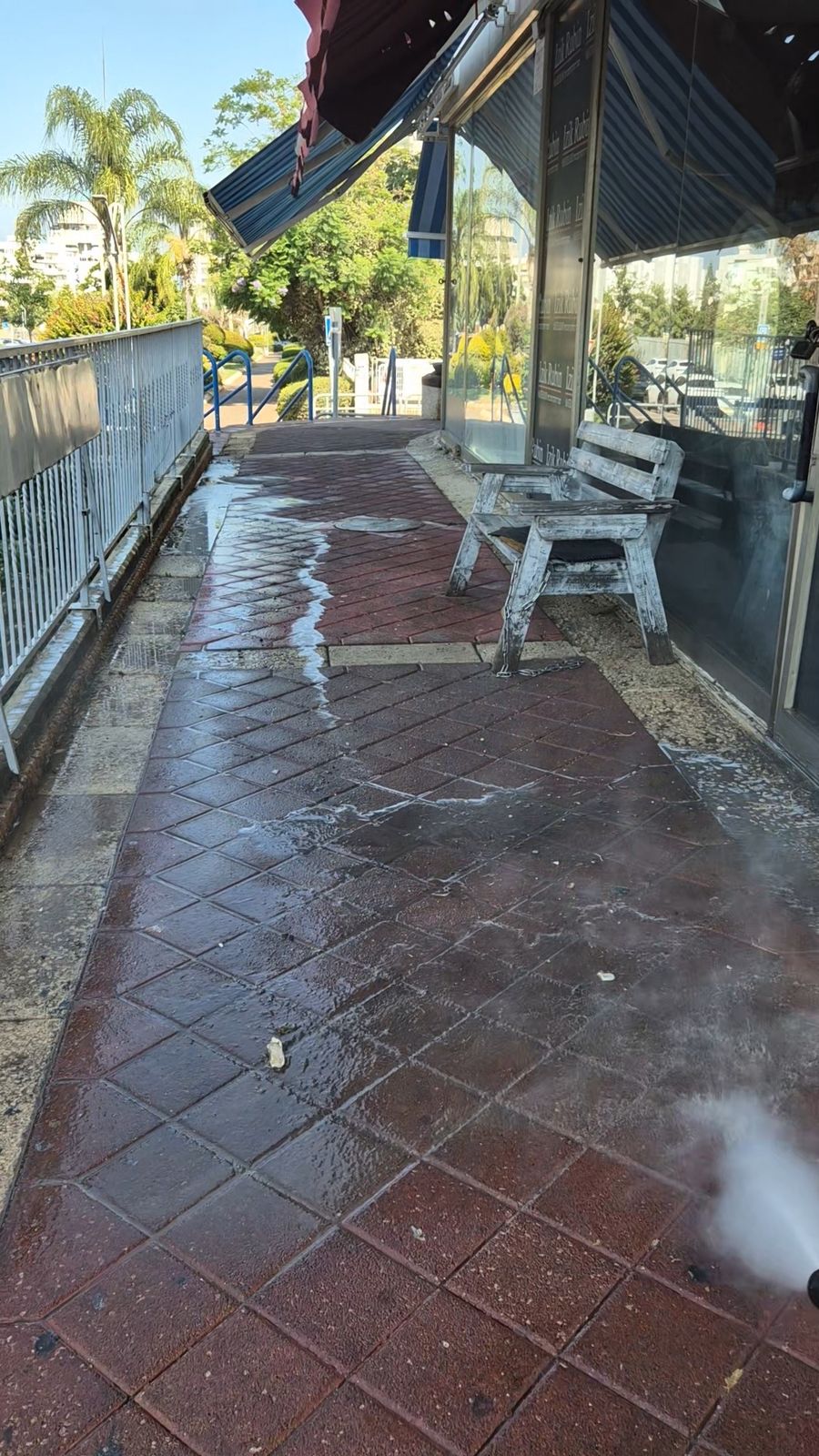 משטחים במרכז גנים ראשון לציון לפני ניקיון