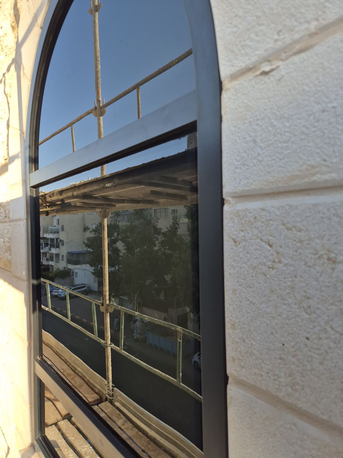 חלל בית הכנסת מואר וחלונות נקיים